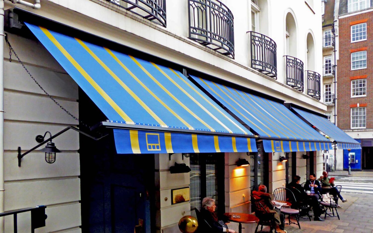Customisable-Commercial-Awnings