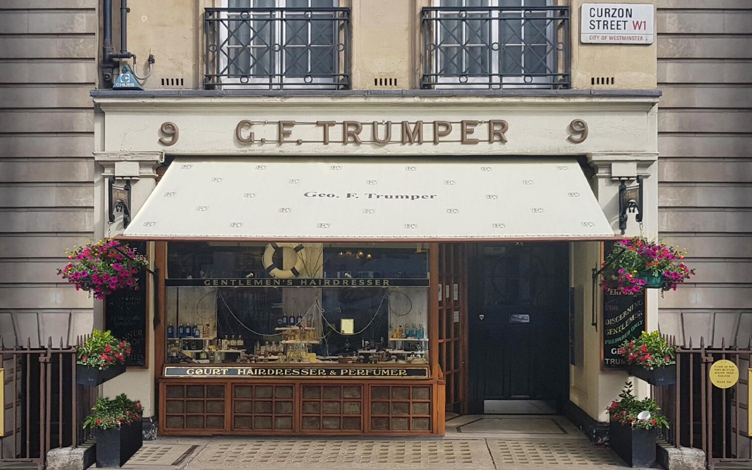 retail awnings for Trumper